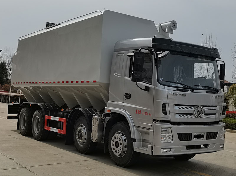 三環(huán)十通不超載的40型散裝飼料運(yùn)輸車(chē)